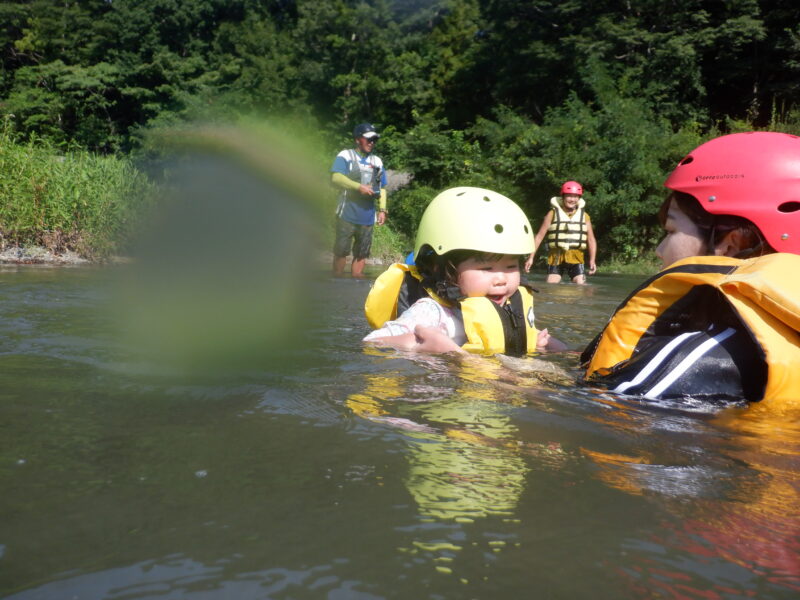 埼玉寄居町で川遊び　ちびっ子ラフティング　ラフティング　四歳から出来るラフティング