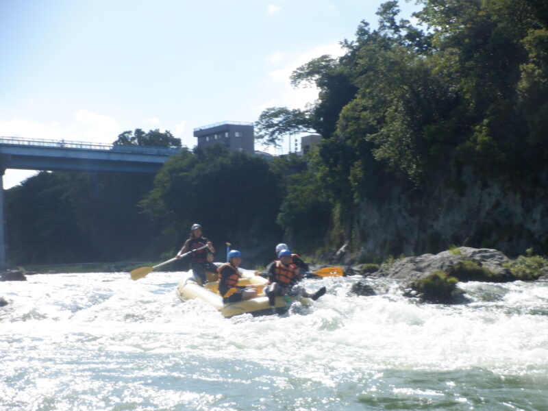 埼玉旅　寄居町で川遊び　サンブリンガー　ラフティング　ラフティングツアー　埼玉でラフティング　ちびっ子ラフティング　４歳からご参加どうぞ　四歳から出来るラフティング