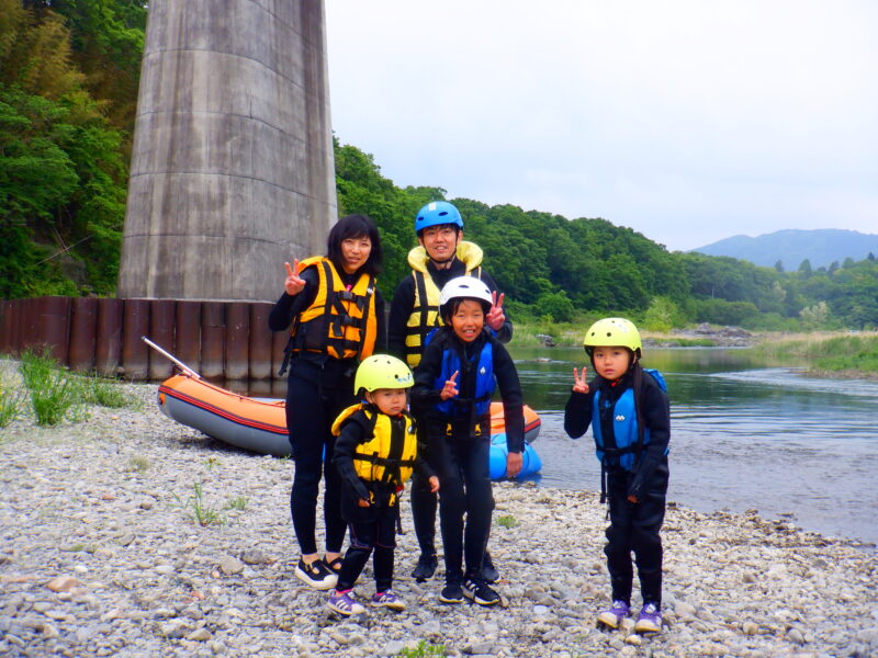 埼玉寄居町で川遊び　ちびっ子ラフティング　ラフティング　四歳から出来るラフティング