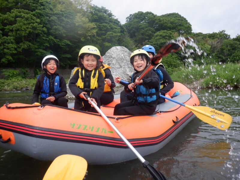 埼玉寄居町で川遊び　ちびっ子ラフティング　ラフティング　四歳から出来るラフティング