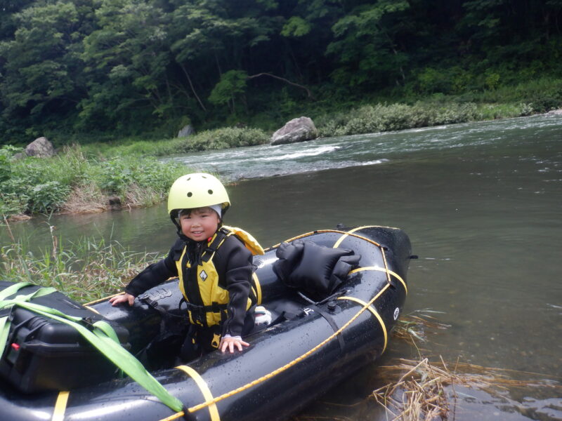 埼玉寄居町で川遊び　ちびっ子ラフティング　ラフティング　四歳から出来るラフティング