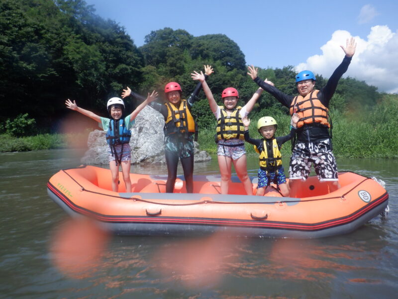 埼玉寄居町で川遊び　ちびっ子ラフティング　ラフティング　四歳から出来るラフティング