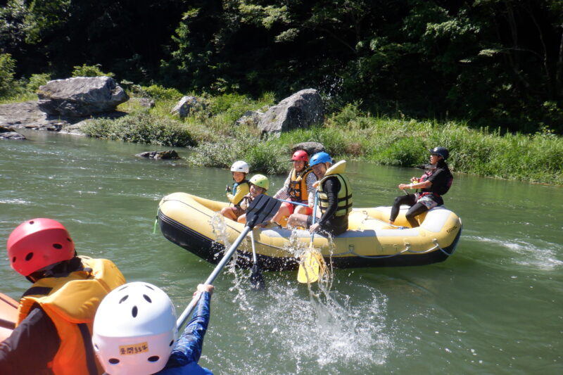 埼玉寄居町で川遊び　ちびっ子ラフティング　ラフティング　四歳から出来るラフティング