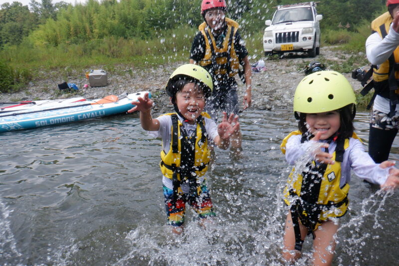 埼玉寄居町で川遊び　ちびっ子ラフティング　ラフティング　四歳から出来るラフティング