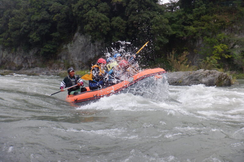 埼玉寄居町で川遊び　ちびっ子ラフティング　ラフティング　四歳から出来るラフティング